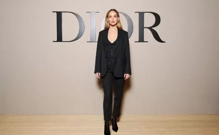 Bintang Film Hollywood Terkenal Mengenakan Pakaian Seksi di Fashion Show Dior Paris, Prancis