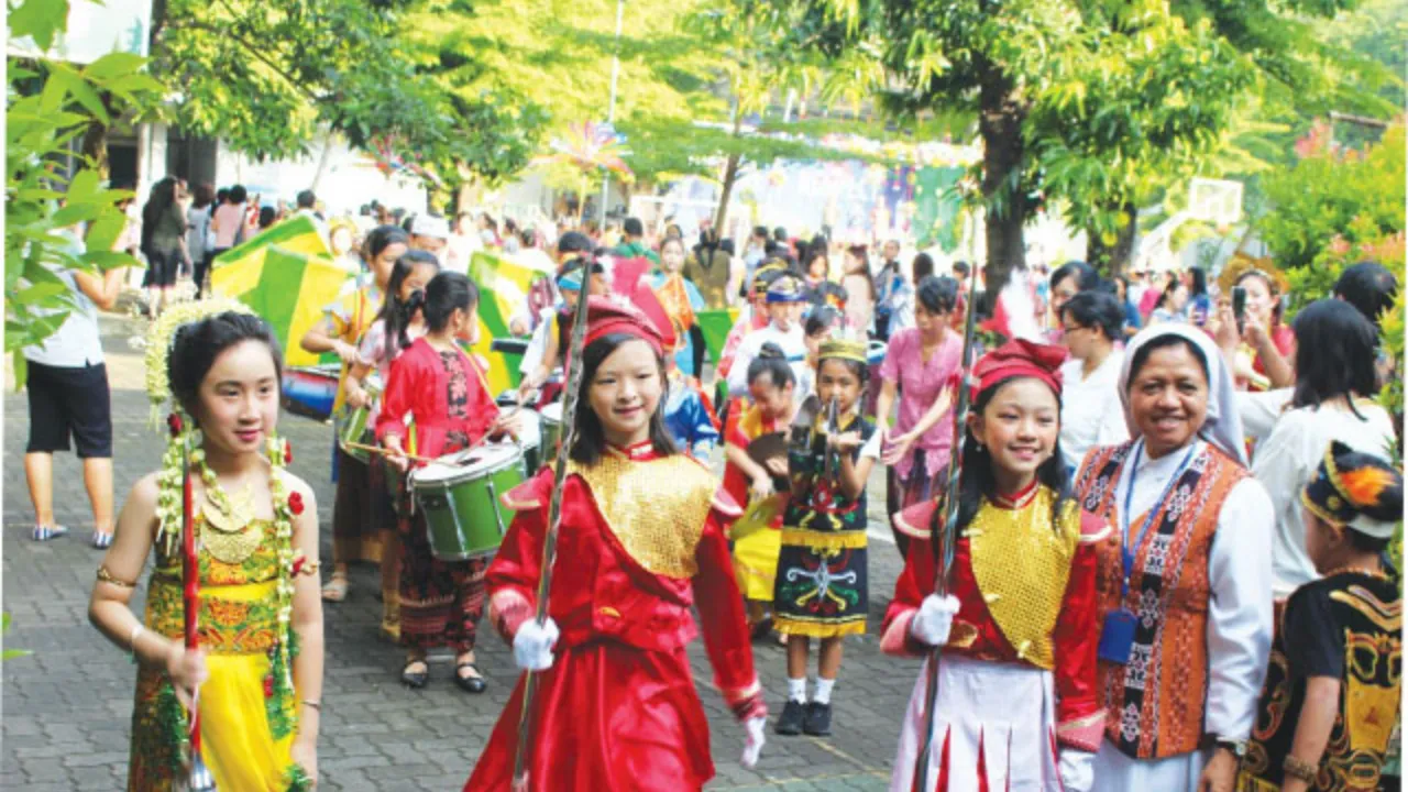 Menggeloranya Semangat Hari Kartini Karnaval Pakaian Adat Nusantara Siswa Majalengka