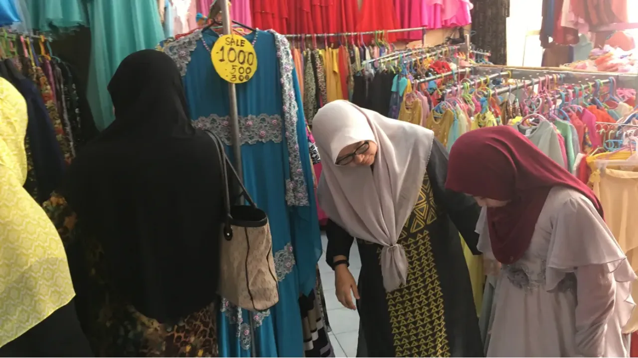 Titin Surtini, Warga Bogor Sukses Berbisnis Pakaian Dari Keliling Kampung Hingga Memiliki Toko Sendiri