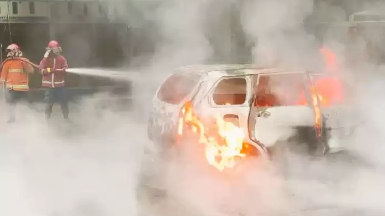 Minibus Bermuatan Pertalite Terbakar di Kota Jambi, Pemadam Kebakaran Turunkan Dua Armada
