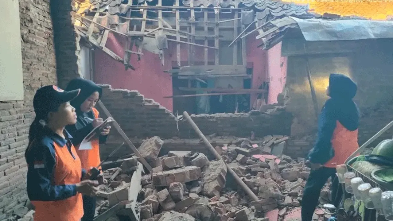 Gempa Batang Bikin Heboh: 49 Rumah Hancur dan 12 Warga Terluka!