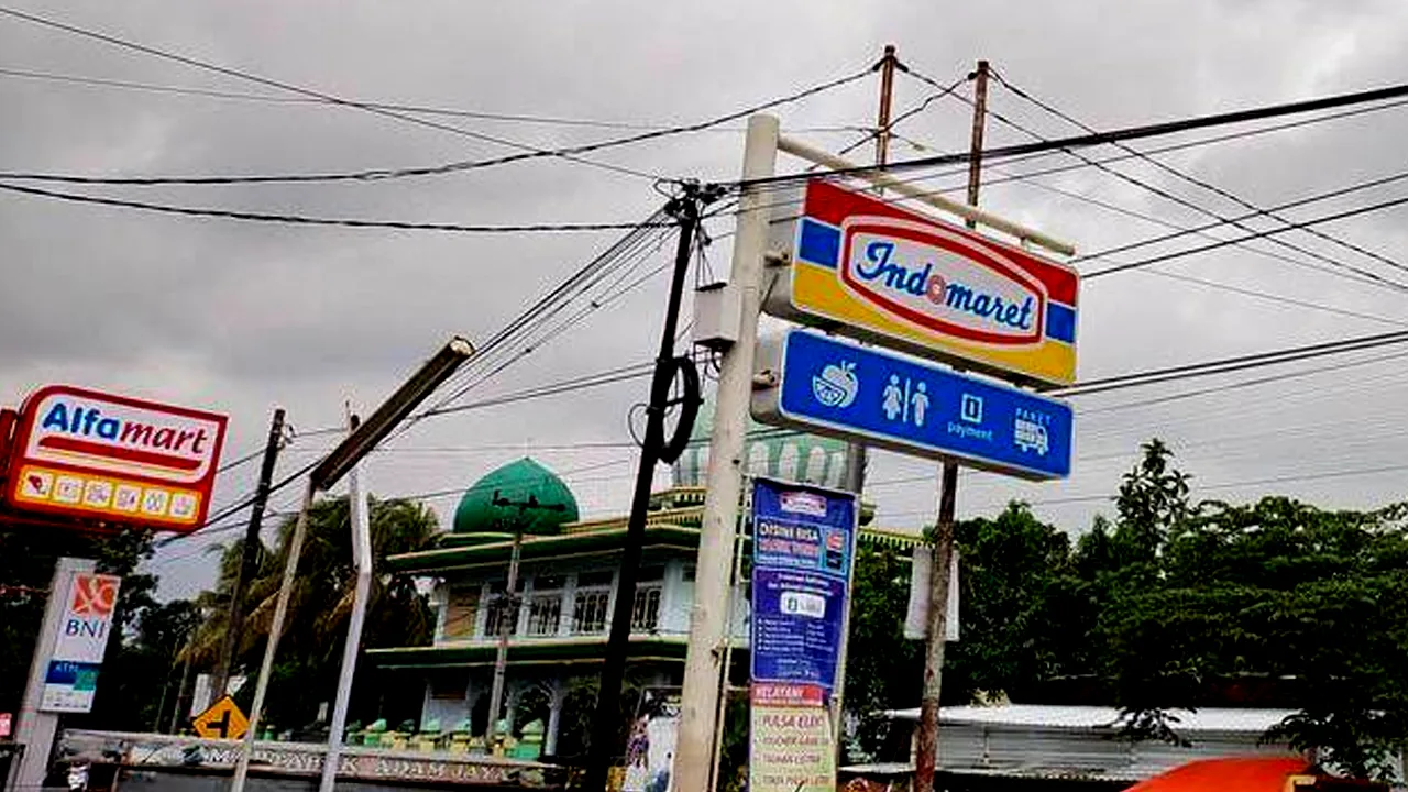 Kenapa Indomaret dan Alfamart Suka ‘Nempel’ di Satu Lokasi?